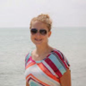 Meet your Posher, Larissa